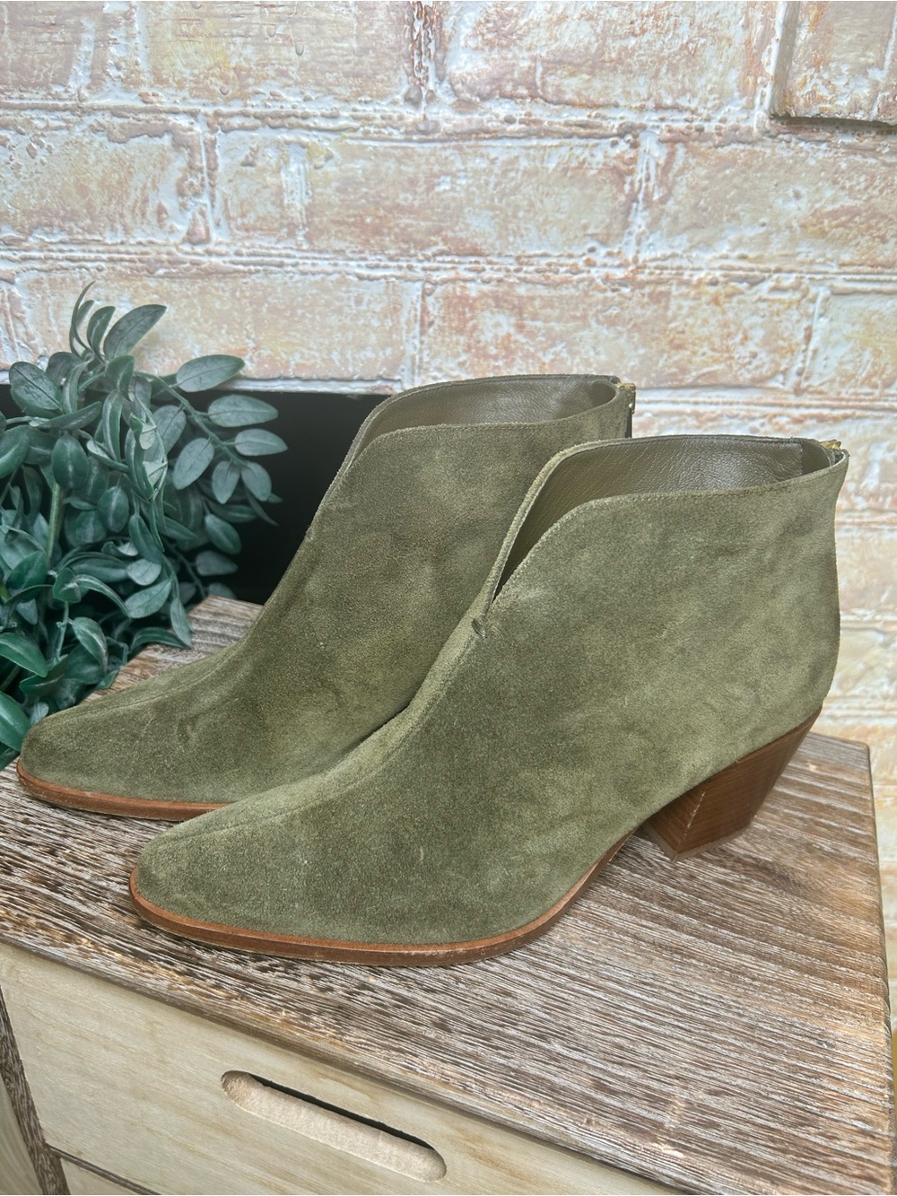 Vince Havana Notch Suede Booties Military Green Made Italy Women’s 8.5 old money - Picture 2 of 9